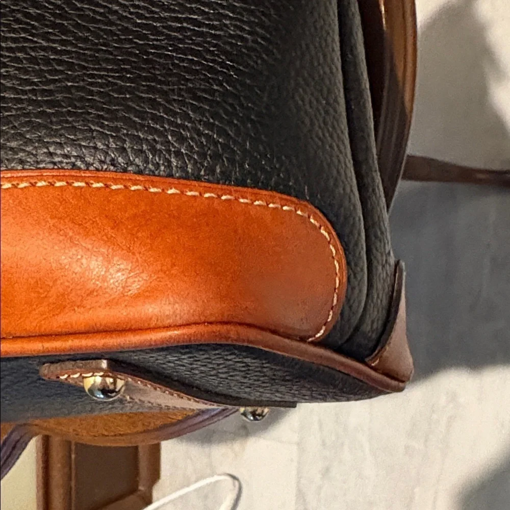 Dooney & Bourke hobo bag  shoulder bag   leather Black/ Tan  excellent Condition